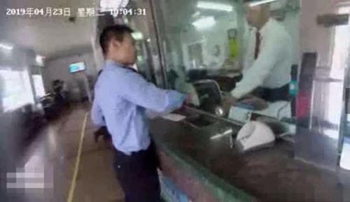 服刑老人家里藏10万元现金,去信求助高墙外警察